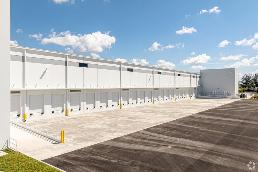 11301 NW 97th Ave, Medley, FL for lease - Building Photo - Image 2 of 5