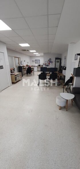 Retail in Tassin-la-Demi-Lune for lease - Interior Photo - Image 3 of 4