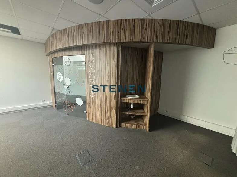 Office in Marseille for lease - Building Photo - Image 2 of 10