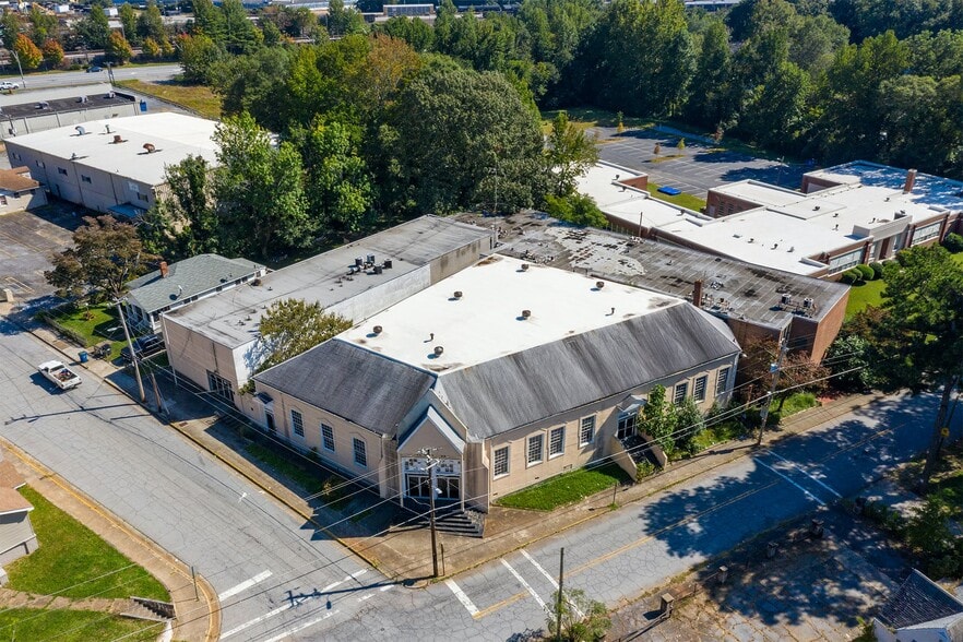 2130 Newnan St, East Point, GA à vendre - Photo du bâtiment - Image 3 de 17