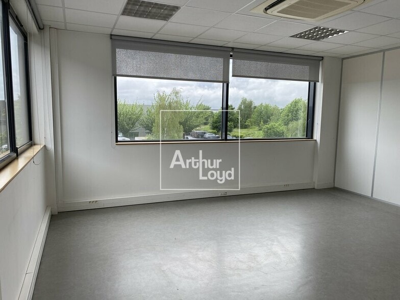 Flex in Lieusaint for lease - Interior Photo - Image 3 of 11