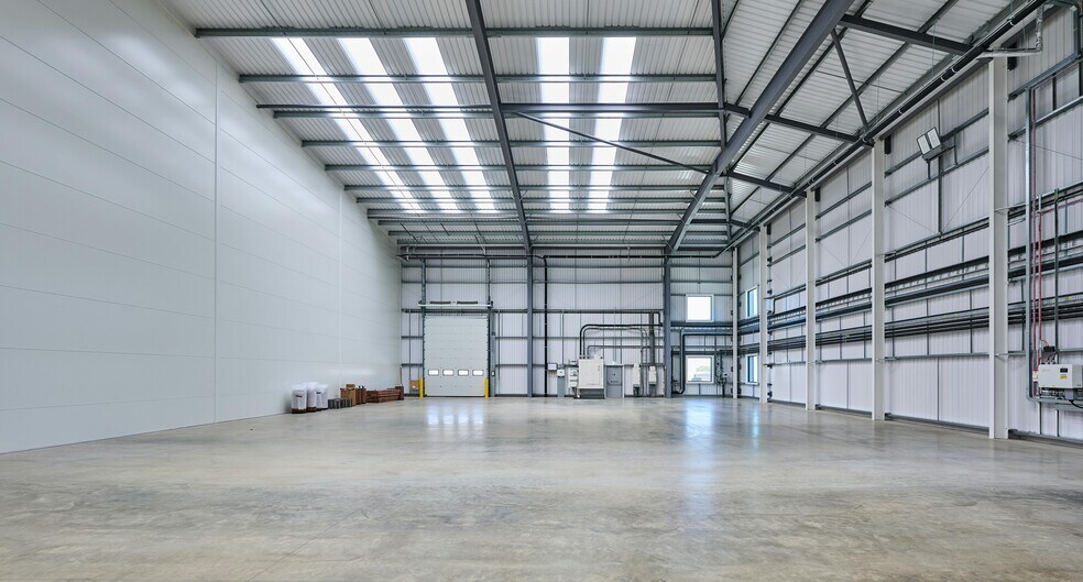 19 Bourn Quarter, Bourn for lease - Building Photo - Image 3 of 5