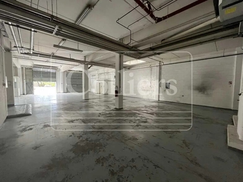 Flex in Marseille for lease - Interior Photo - Image 2 of 11