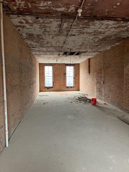 210 N 5th St, Lafayette, IN à vendre - Photo intérieure - Image 2 de 6