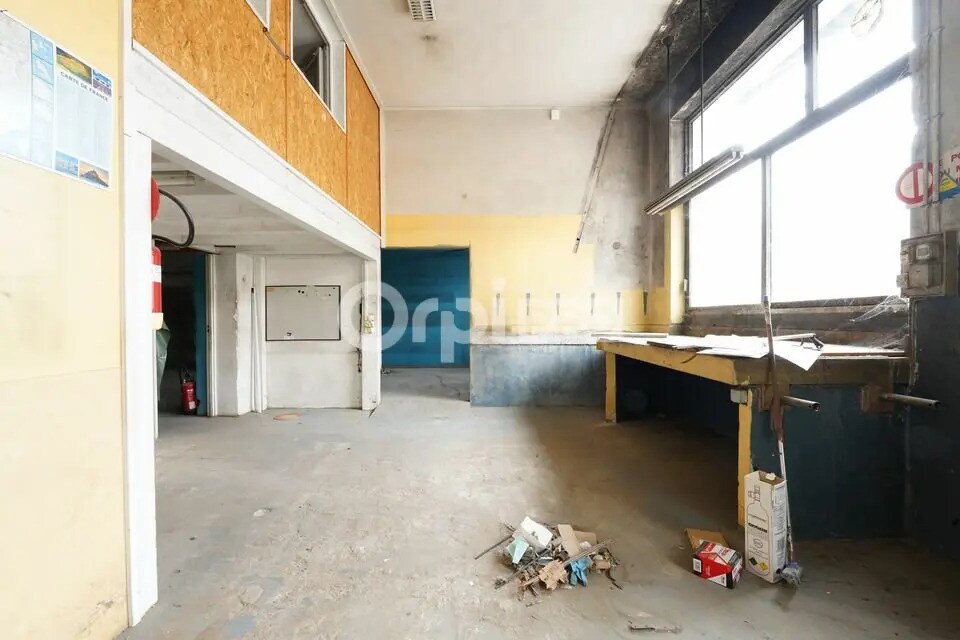 Retail in Lyon for lease Interior Photo- Image 1 of 7