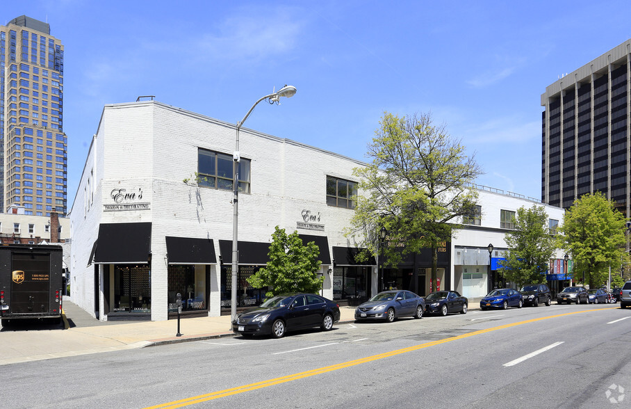 206-228 E Post Rd, White Plains, NY for lease - Primary Photo - Image 1 of 4