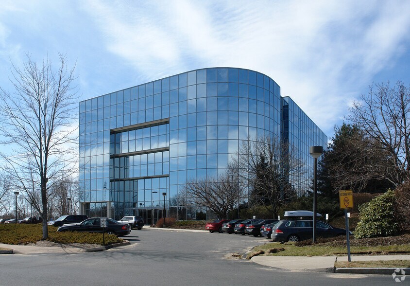 333 E River Dr, East Hartford, CT à louer - Photo du bâtiment - Image 3 de 6