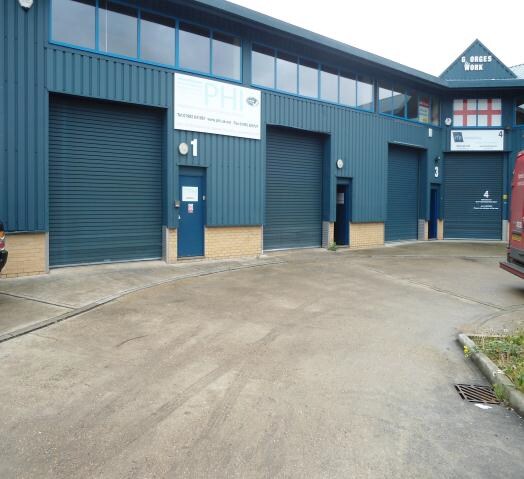 Delamare Rd, Cheshunt à louer - Photo du bâtiment - Image 2 de 10