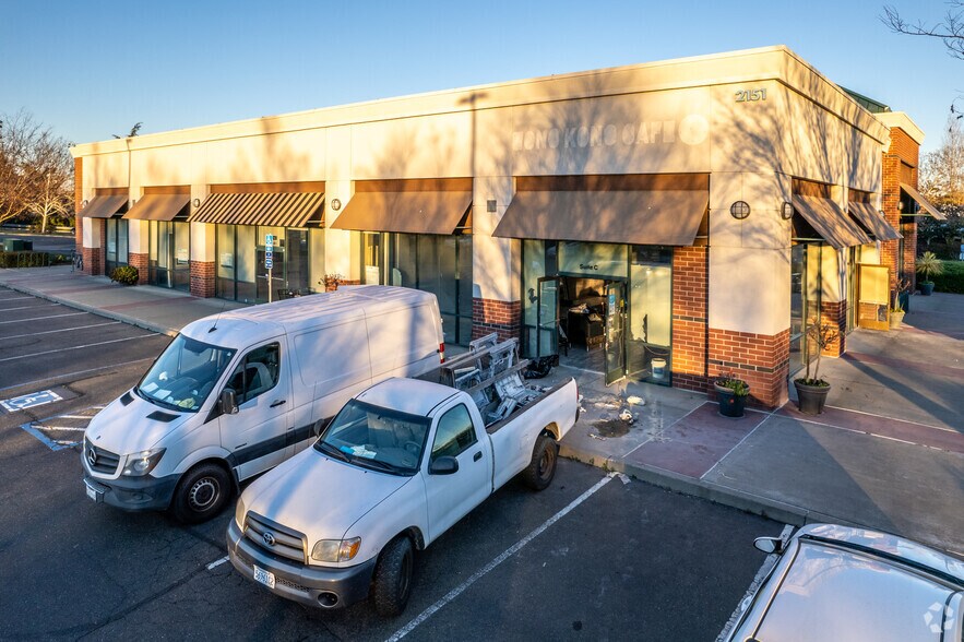 2151 Cowell Blvd, Davis, CA à louer - Photo du bâtiment - Image 3 de 3