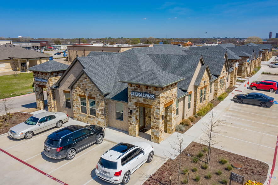 2214 Emery St, Denton, TX for lease - Building Photo - Image 1 of 4