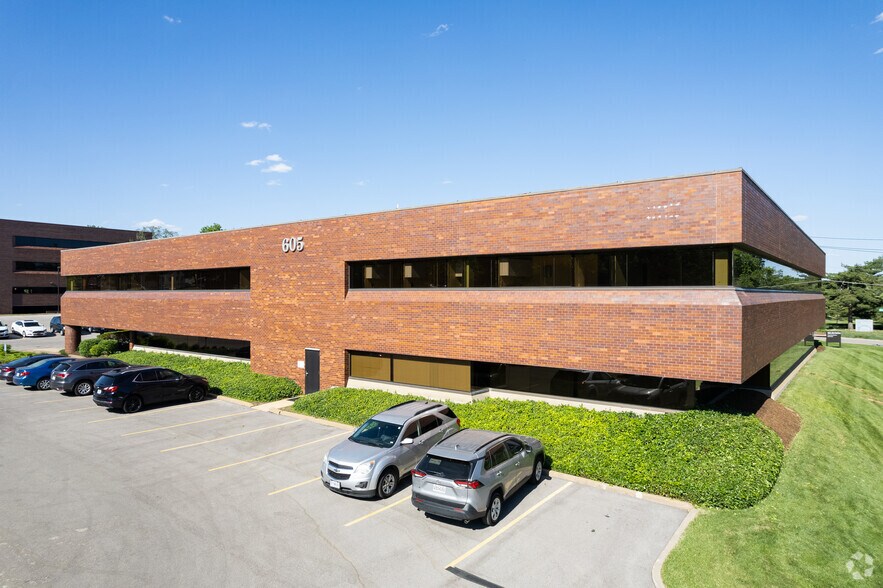 605 Old Ballas Rd, Creve Coeur, MO à louer - Photo du bâtiment - Image 2 de 5