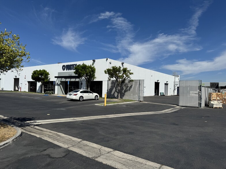 1341-1343 N Blue Gum St, Anaheim, CA for lease - Building Photo - Image 2 of 11