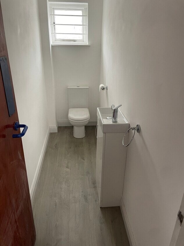 Redhills Rd, South Woodham Ferrers for lease Interior Photo- Image 1 of 3