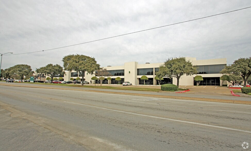 1111 W Carrier Pky, Grand Prairie, TX à louer - Photo du bâtiment - Image 3 de 4