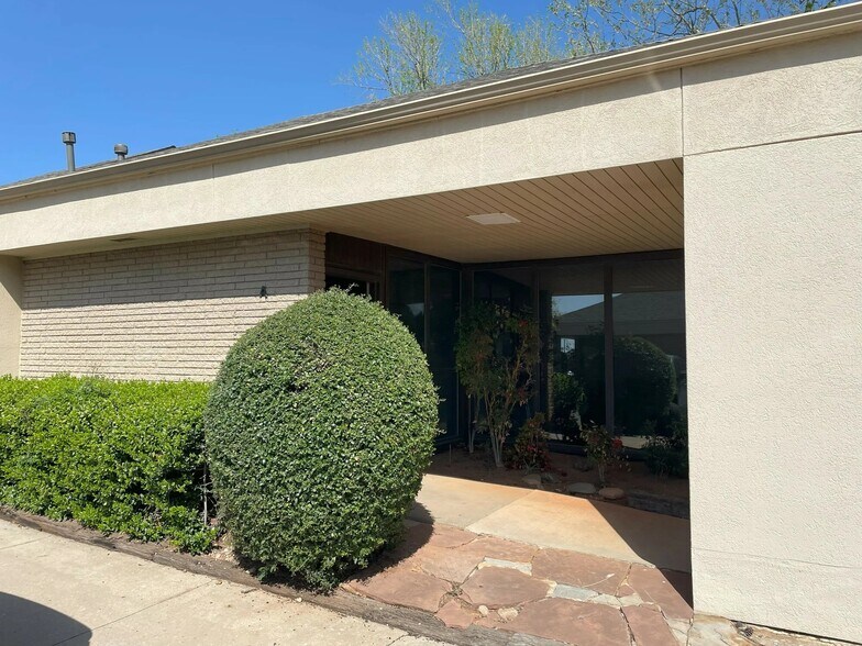 6406 N Santa Fe Ave, Oklahoma City, OK for sale - Building Photo - Image 2 of 11