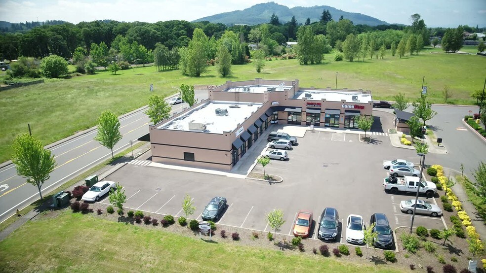 445-495 Weldwood Dr, Lebanon, OR à louer - Vidéo sur l’inscription commerciale - Image 2 de 11