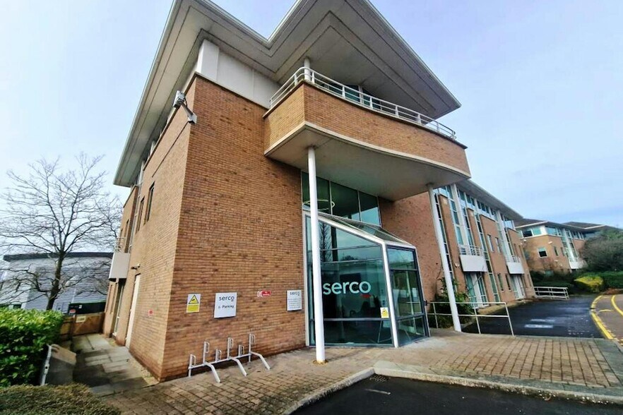 16 Bartley Way, Hook à louer - Photo du bâtiment - Image 2 de 8