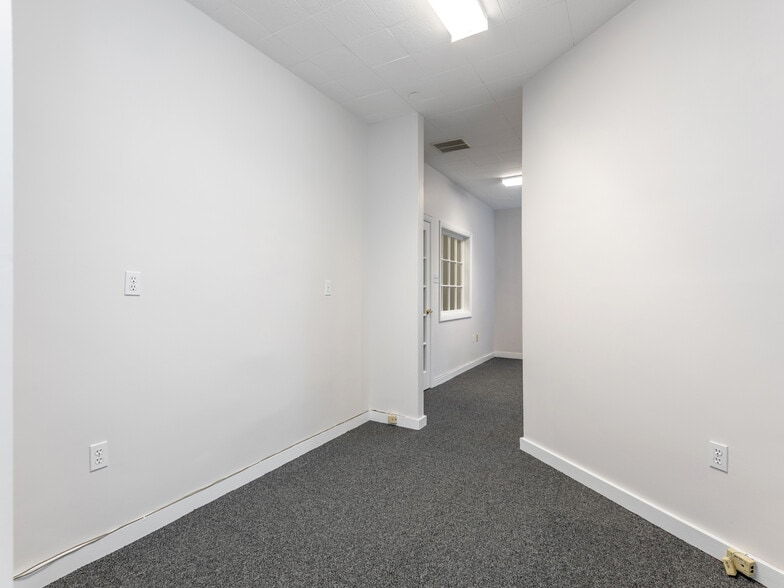 9 Bryan Hall Plz, Washington Depot, CT for lease - Interior Photo - Image 2 of 5