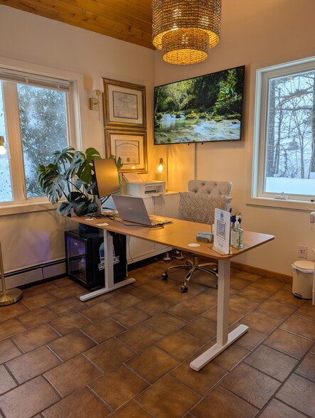 11 Garden Rd, Plaistow, NH for lease - Interior Photo - Image 2 of 9