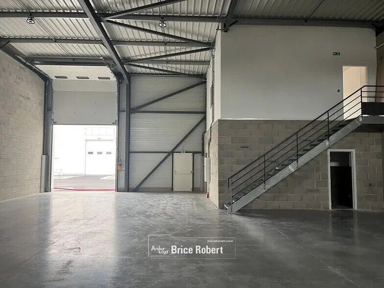 Office in Chassieu for lease - Interior Photo - Image 2 of 5