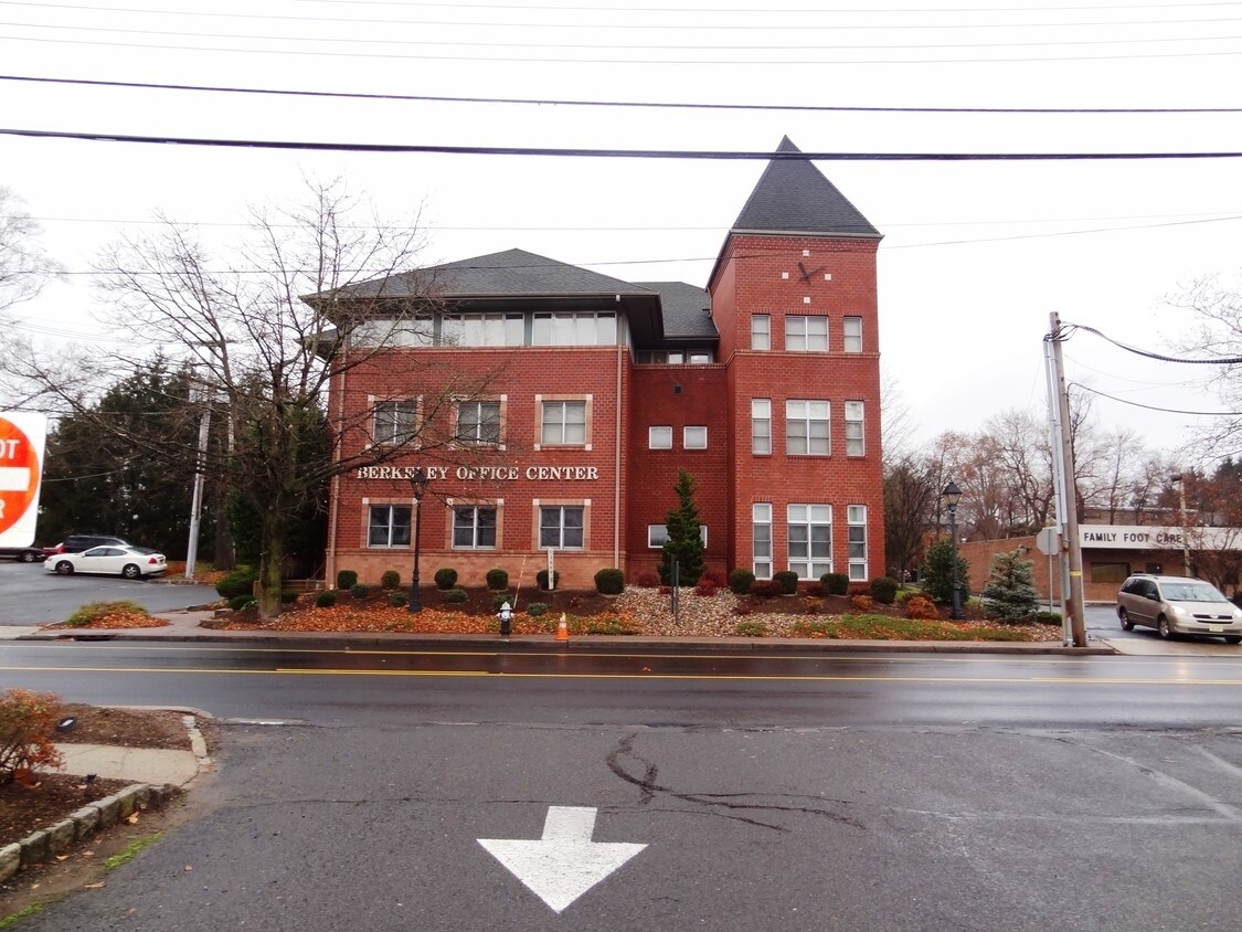391 Springfield Ave, Berkeley Heights, NJ à louer Photo du bâtiment- Image 1 de 2
