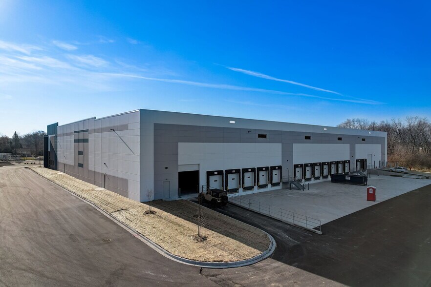 12350 W Brown Deer Rd, Milwaukee, WI à louer - Photo du bâtiment - Image 2 de 3