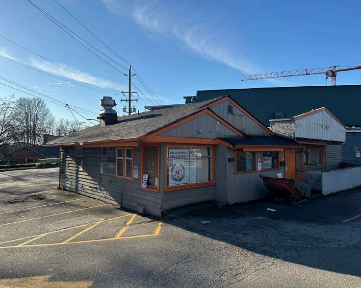 657 3rd St W, North Vancouver, BC for sale - Building Photo - Image 2 of 6