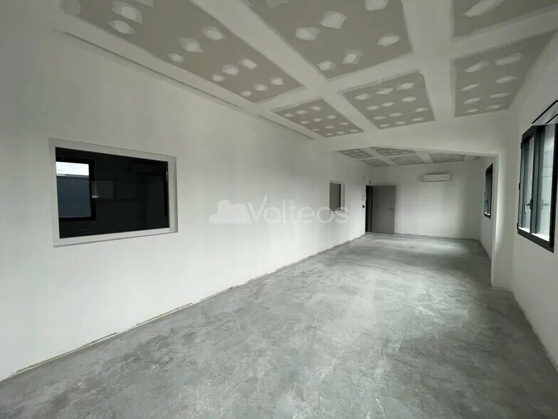 Flex in Cugnaux for lease - Interior Photo - Image 3 of 6