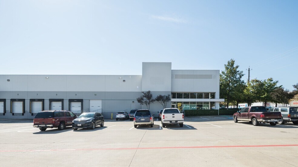 902 Nicholson Rd, Garland, TX à louer - Photo du bâtiment - Image 2 de 4