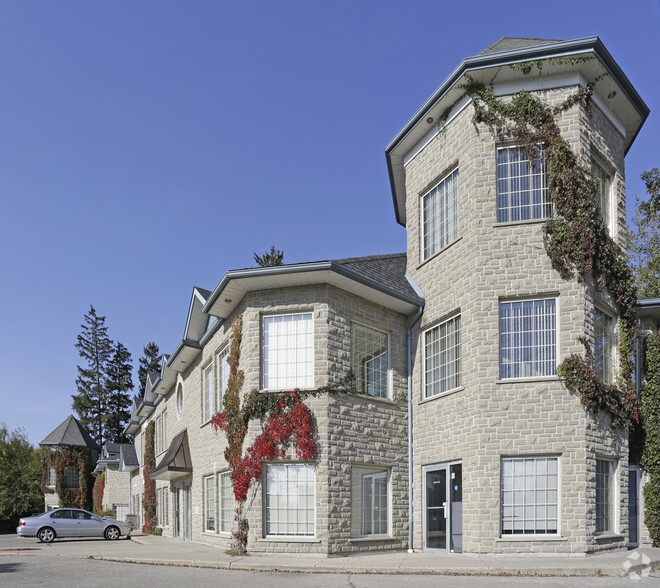 370 University Ave E, Waterloo, ON for lease - Primary Photo - Image 1 of 6