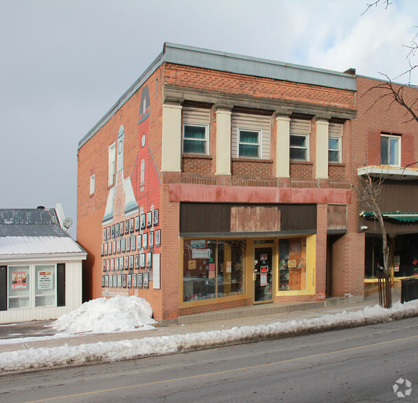 217 Pembroke St W, Pembroke, ON à vendre - Photo principale - Image 1 de 1