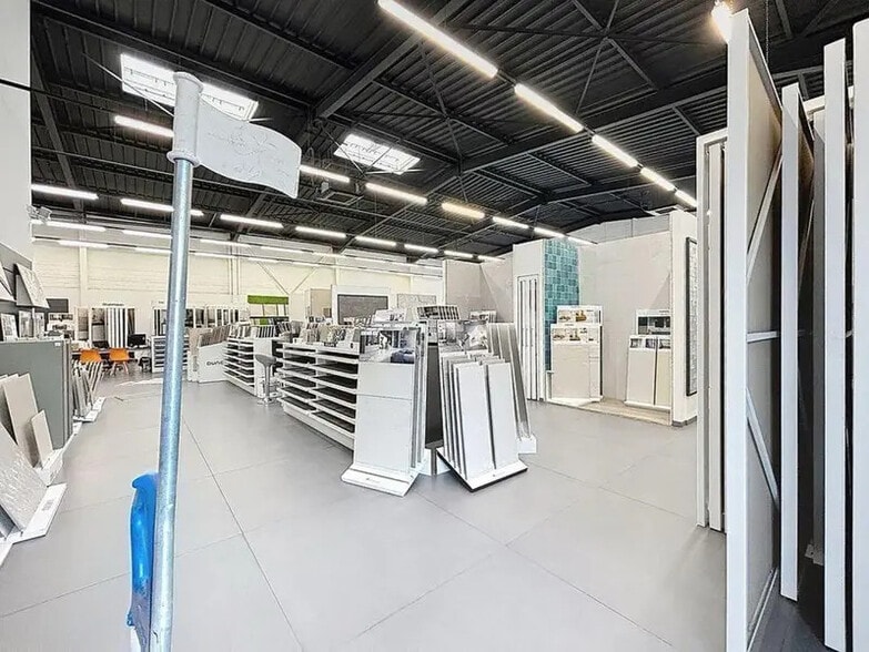 Flex in Saint-Priest for lease - Interior Photo - Image 2 of 8