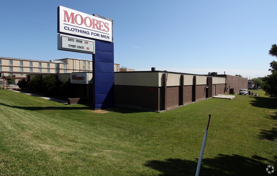 129 Carlingview Dr, Toronto, ON à louer - Photo du bâtiment - Image 2 de 7