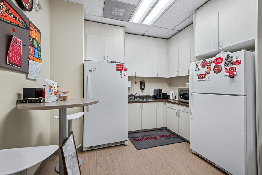 9324 Reseda Blvd, Northridge, CA à vendre - Photo du bâtiment - Image 3 de 21