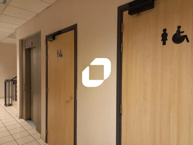 Office in Lille for lease - Building Photo - Image 2 of 12