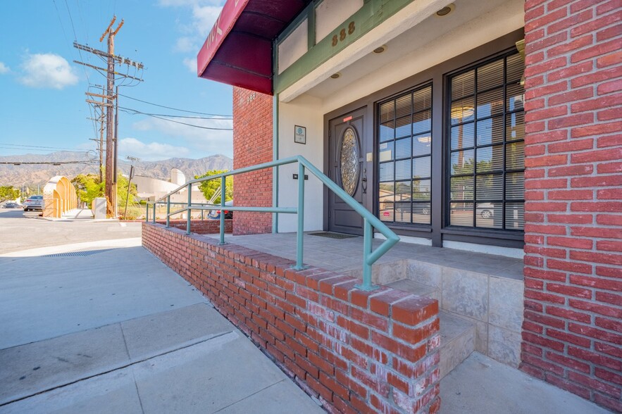 888 N Kenilworth Ave, Glendale, CA for lease - Building Photo - Image 2 of 33