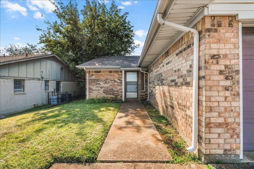6817-6819 W Cleburne Rd, Fort Worth, TX for sale - Building Photo - Image 3 of 20