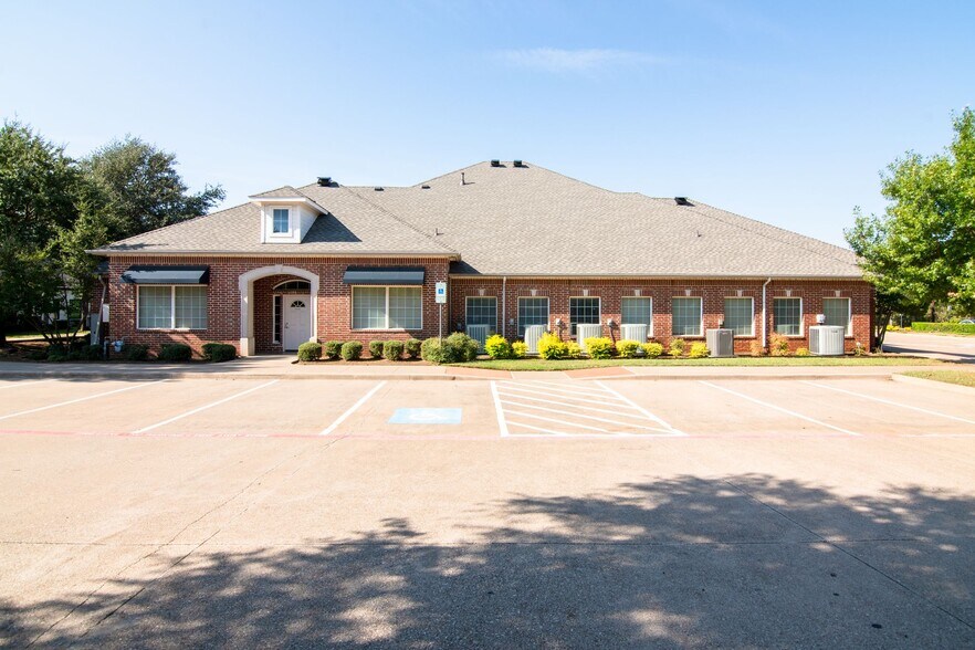 2563 SW Grapevine Pky, Grapevine, TX à vendre - Photo du bâtiment - Image 1 de 4