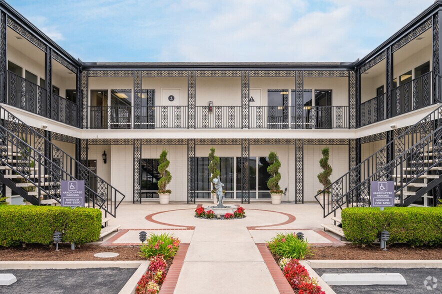 100 W Valencia Mesa Dr, Fullerton, CA à louer - Photo du bâtiment - Image 3 de 8