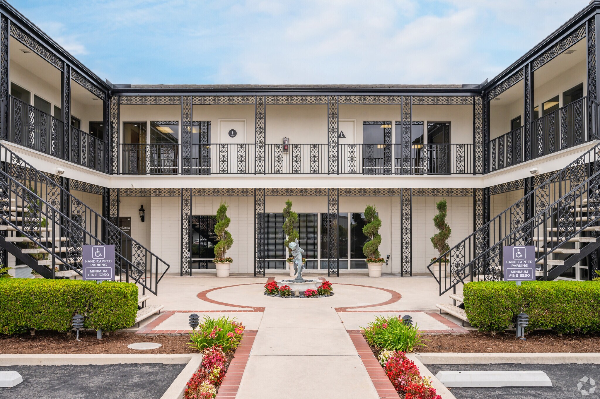 100 W Valencia Mesa Dr, Fullerton, CA à vendre Photo du bâtiment- Image 1 de 1