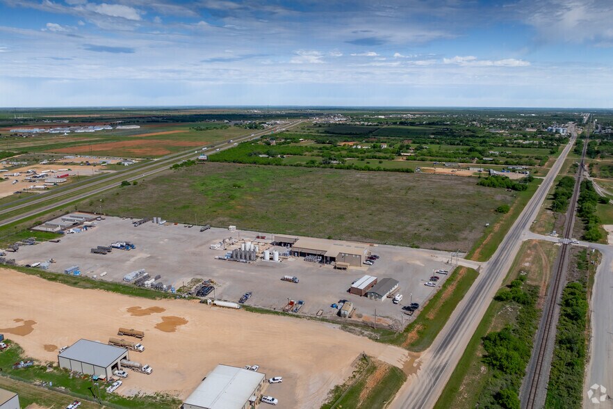 35 & Interstate 35 Business, Dilley, TX à vendre - Aérien - Image 3 de 19
