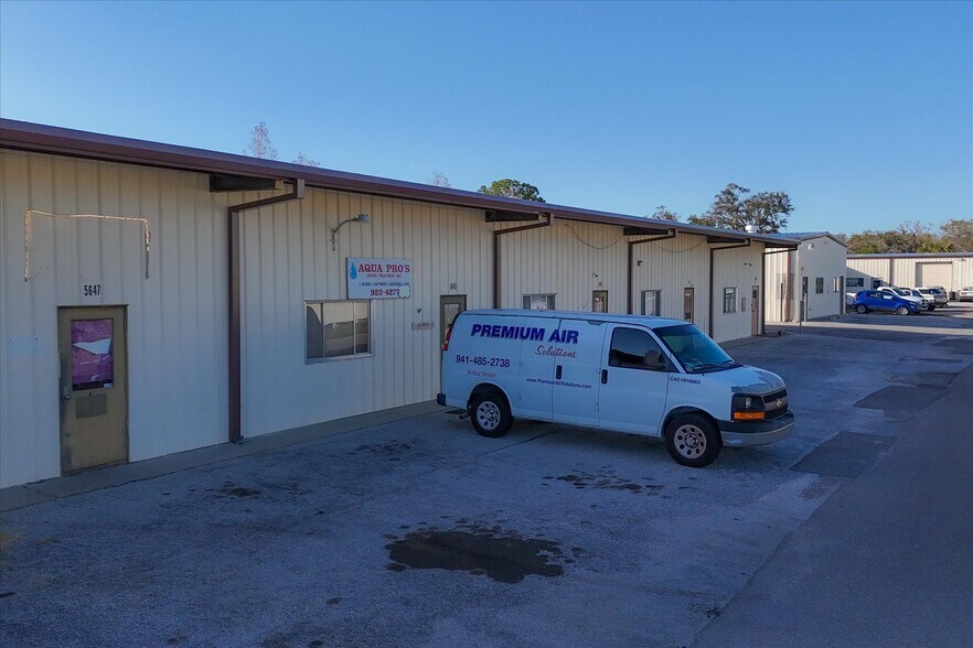 5639-5651 Lawton Dr, Sarasota, FL à louer - Photo du bâtiment - Image 2 de 16