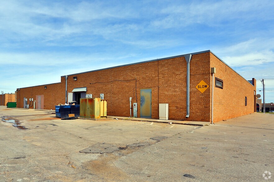 6706 NW Expressway St, Oklahoma City, OK à louer - Photo du bâtiment - Image 2 de 5