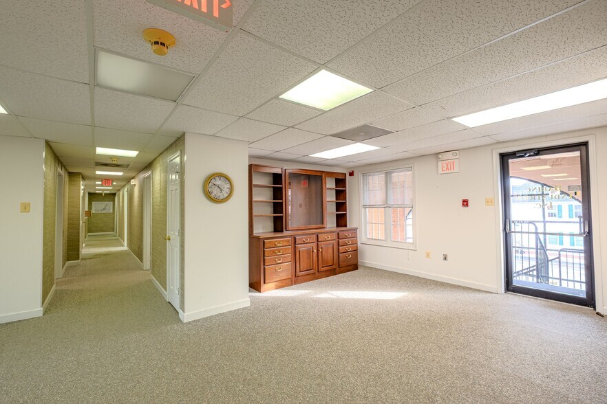 200 Howard Street #101 & 200 portefeuille de 2 propriétés à vendre sur LoopNet.ca - Photo du bâtiment - Image 2 de 13