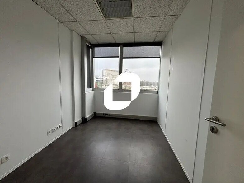 Office in Bordeaux for lease - Interior Photo - Image 3 of 16