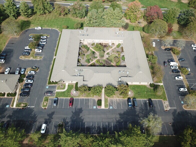 4 Terry Dr, Newtown, PA à louer - Photo du bâtiment - Image 1 de 6