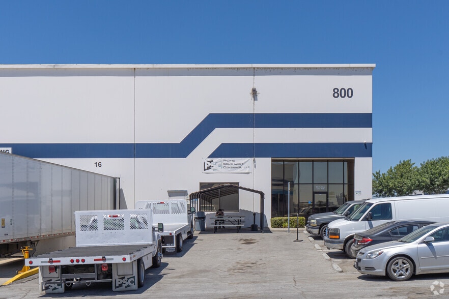 800 N Plaza Dr, Visalia, CA for lease - Building Photo - Image 3 of 3