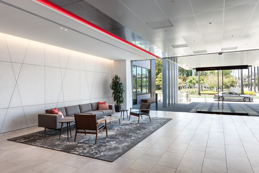 2600-2800 Colorado Ave, Santa Monica, CA for lease - Lobby - Image 3 of 11
