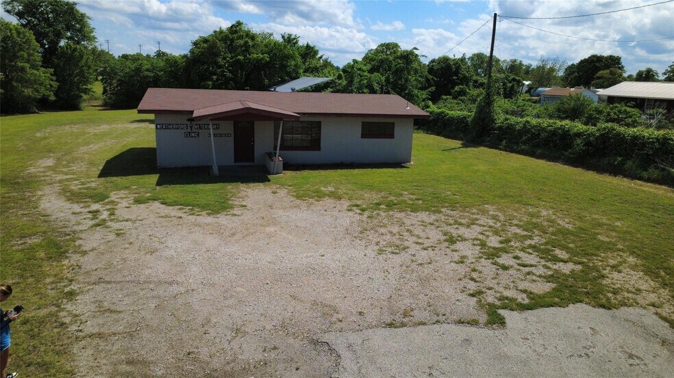 2301 Mineral Wells Hwy, Weatherford, TX à vendre - Photo du bâtiment - Image 2 de 15
