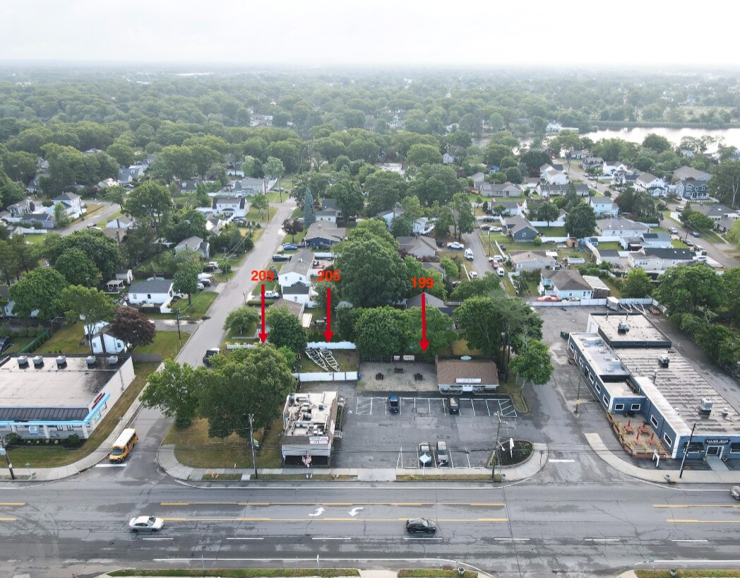 Waverley Ave - Patchogue  Portfolio portefeuille de 3 propriétés à vendre sur LoopNet.ca Photo du bâtiment- Image 1 de 13